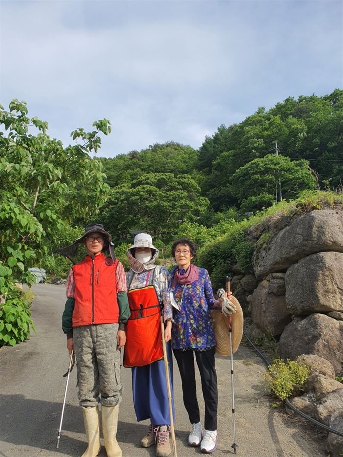 차산에서 내려와 마을길로 접어들면서 찍은 사진, 왼쪽부터 필자, 숙모님, 순덕 고모님. 사진=조해훈