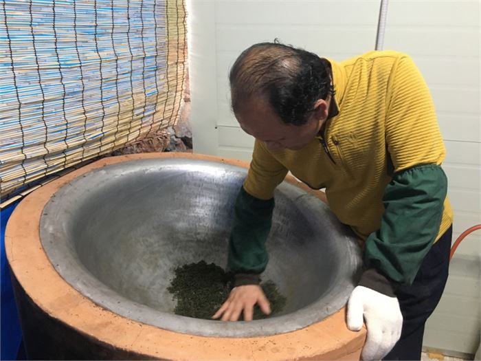 ​'차사랑' 차회의 백경동 회장이 필자의 '녹차 작업장'에서 맛내기를 하는 모습. 사진=조해훈​