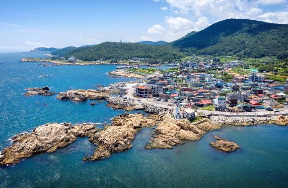 부산 기장군 죽성리 인근 전경. 맨 앞에 죽성성당이 보인다. [출처 : VISIT BUSAN]