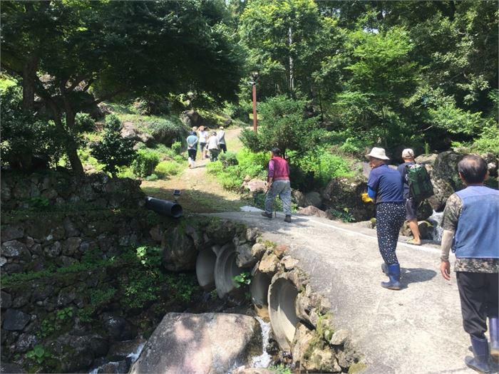 국사암에서 산으로 올라가고 있는 주민들. 사진=조해훈