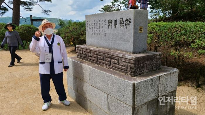 51-4. 추로지향기념비에 대해 해설사가 설명하고 있다