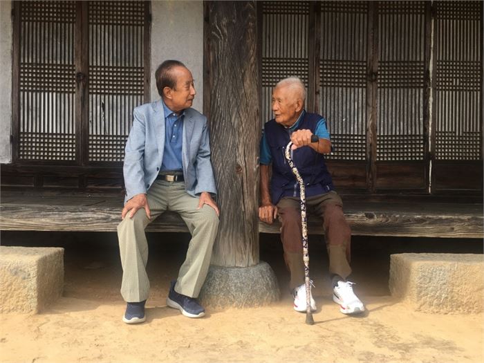 정암 이형규(왼쪽) 선생님이 자택 인근에 있는 '조씨 고택'에서 그 집 할아버지(98)와 이야기를 나누고 있다. 사진=조해훈