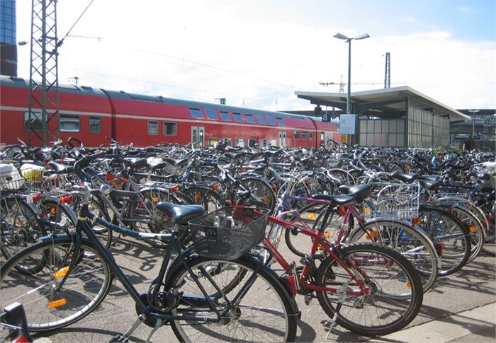 프라이부르크 중앙역의 대규모 자전거주차장. 철도를 이용한 뒤 자전거로 출퇴근하는 시스템이 갖춰져 있다.