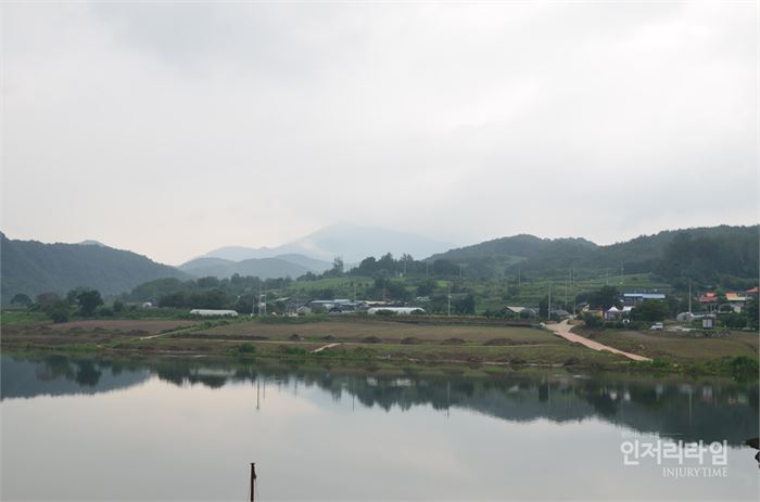 도담삼봉 건너편 마을이 안개에 젖어 있다