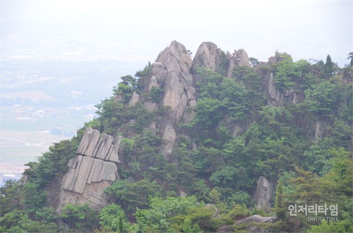 보는 곳마다 바위 능선이다