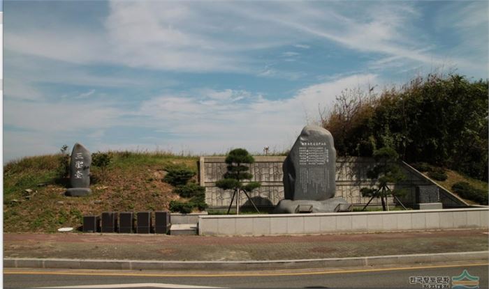 부산광역시 기장군 일광면 삼성 마을에 있는 윤선도 시비의 전경 모습이다. 삼성대 표지석, 윤선도 시비, 고산선생시비기가 위치해 있다.