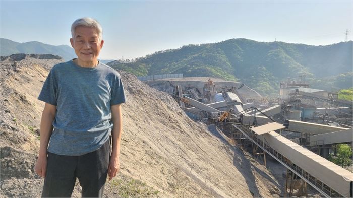 문정현 회장이 부산 기장군 철마면 고촌리의 서봉리사이클링 공장을 둘러보고 있다(사진: 박창희 교수).