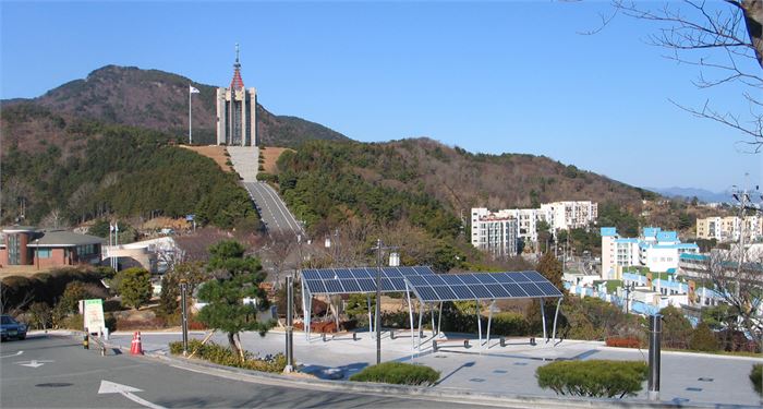 공공부지를 활용한 공익형의 효시인 부산민주공원시민햇빛발전소. 부산시민에너지회사 발기인들이 구축한 이 발전소는 2007년 준공이후 지금까지 수익금 전액을 지역사회 햇빛장학금으로 지급해와 전국적 모범사례로 주목받고 있다.